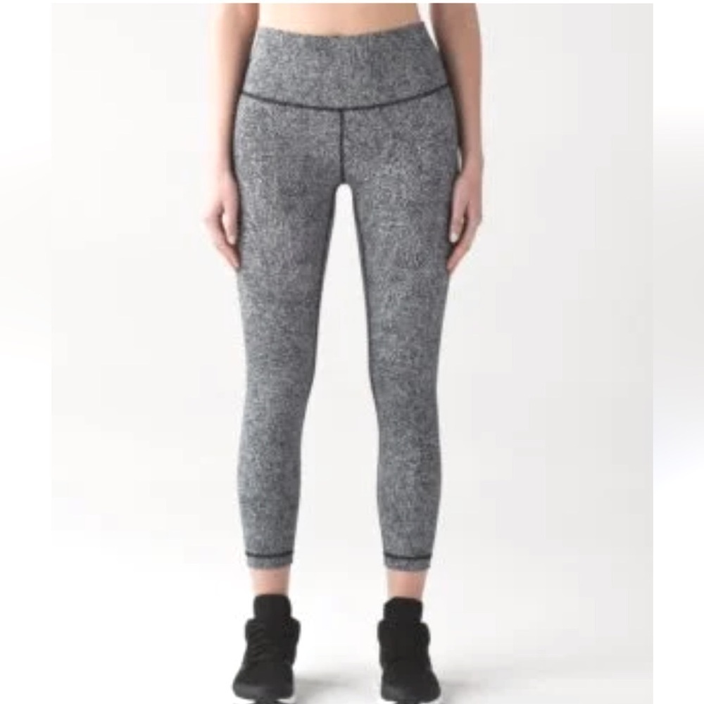 LULULEMON WUNDER UNDER High-Waisted 23” HEATHERED gray color
Size 2 Leggings EUC